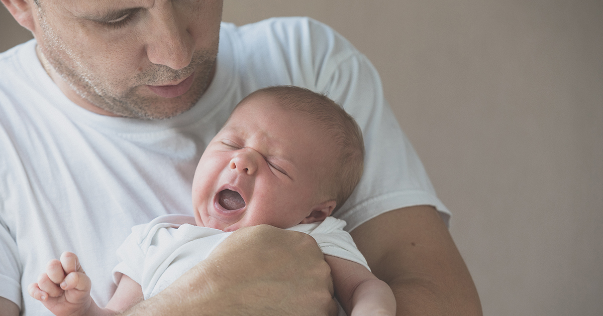 Niespodziewanie zobaczyłam mojego męża w eleganckim garniturze, wychodzącego z oddziału położniczego z dwójką niemowląt na rękach.
