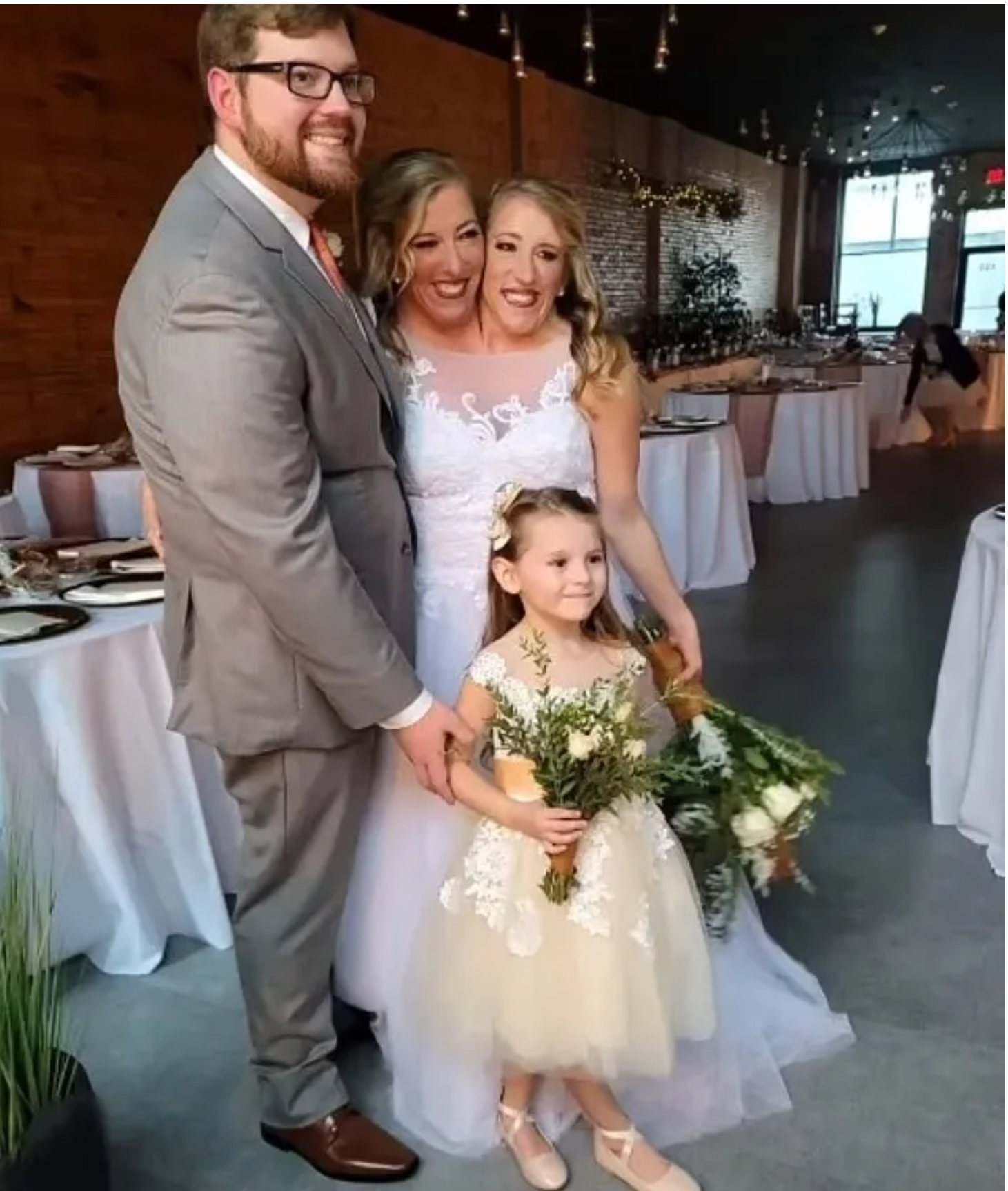 Tym syjamskim bliźniaczkom udało się wziąć ślub z jednym mężczyzną. Czy udało im się stworzyć szczęśliwą rodzinę?