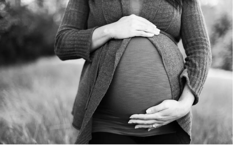 Zobaczyłam wiadomość „Jestem w ciąży” na telefonie męża i potajemnie poszłam na kolację z nieznajomym.