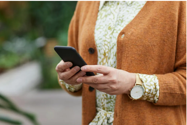 Zapłaciliśmy za miesiąc miodowy mojej pasierbicy, ale ona nazwała nas „skąpcami” — więc daliśmy jej lekcję szacunku.