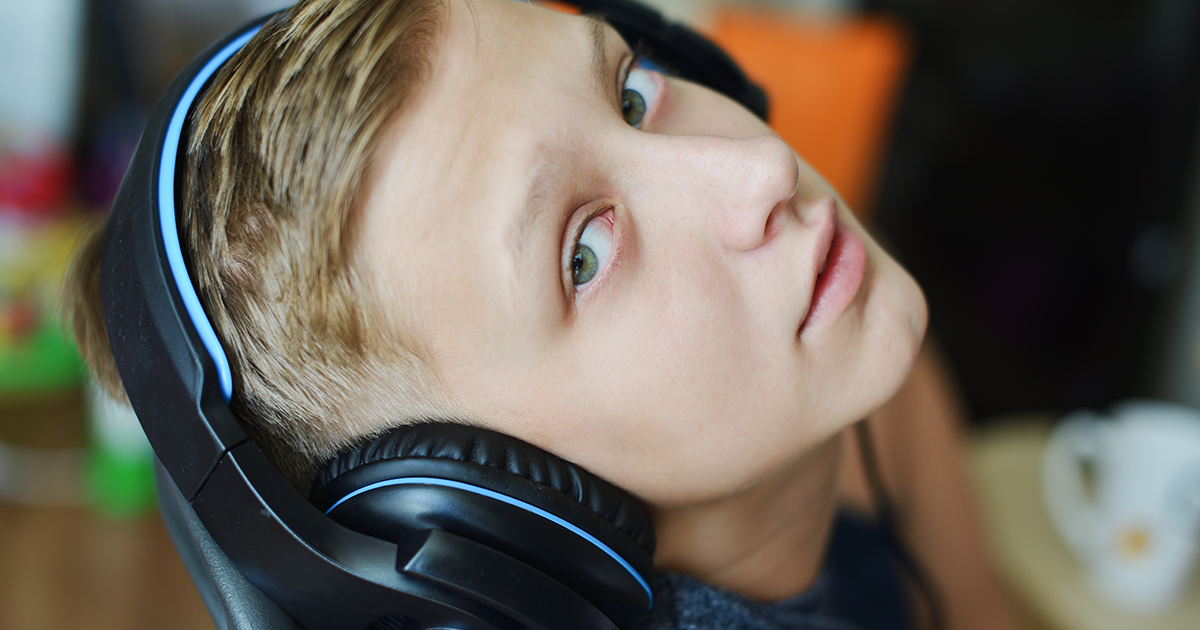 Mamo, ten mężczyzna wygląda dokładnie tak jak ja — ale dlaczego żebrze na ulicy? Prawda zburzyła jej świat...