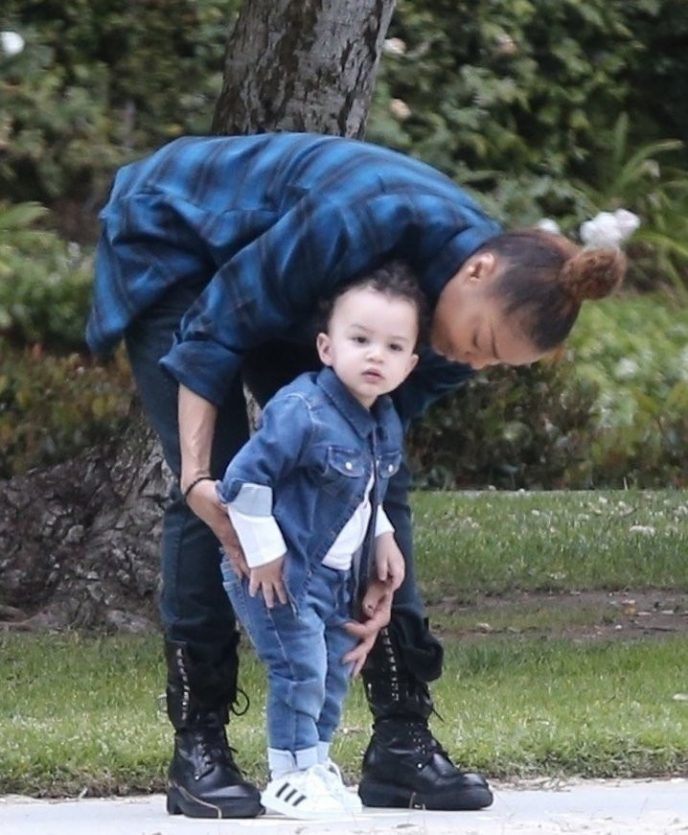 Bardzo podobny do wujka Michaela, z taką samą białą skórą. Jak wyrósł syn Janet, siostry Michaela Jacksona?