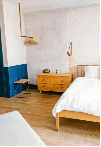 Zapłaciliśmy za miesiąc miodowy mojej pasierbicy, ale ona nazwała nas „skąpcami” — więc daliśmy jej lekcję szacunku.