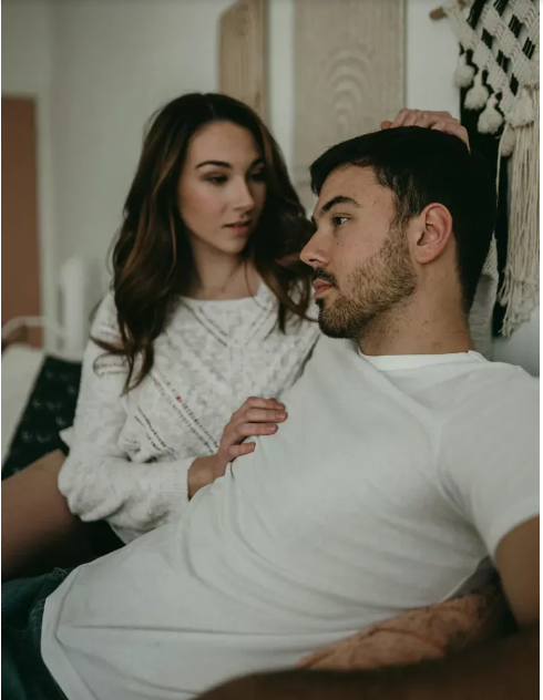 Adoptowaliśmy 4-letnią dziewczynkę – miesiąc później podeszła do mnie i powiedziała: „Mamo, nie ufaj tacie”.