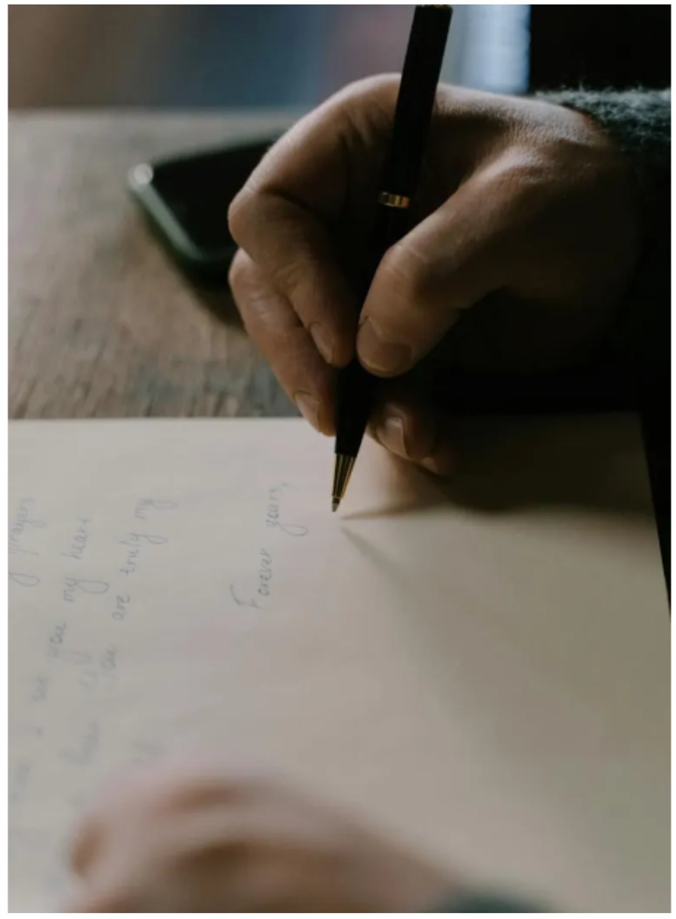 W szafie znalazłam zapomniany prezent ślubny — w środku była tajemnica mojego męża.