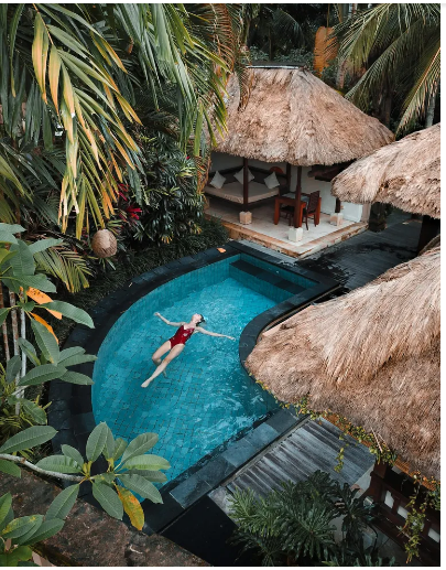 Zapłaciliśmy za miesiąc miodowy mojej pasierbicy, ale ona nazwała nas „skąpcami” — więc daliśmy jej lekcję szacunku.