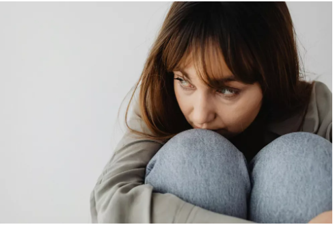 Adoptowaliśmy 4-letnią dziewczynkę – miesiąc później podeszła do mnie i powiedziała: „Mamo, nie ufaj tacie”.