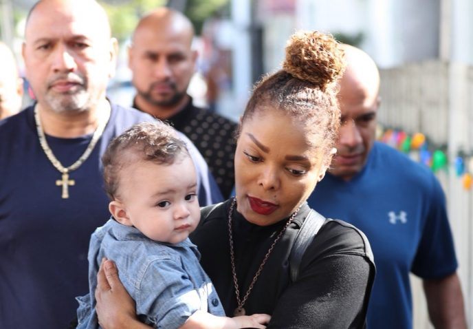 Bardzo podobny do wujka Michaela, z taką samą białą skórą. Jak wyrósł syn Janet, siostry Michaela Jacksona?