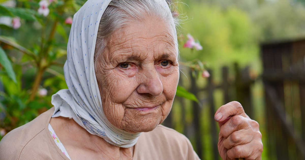 70-letnia matka przyszła do syna po pieniądze na leczenie. Dał jej tylko paczkę makaronu i grzecznie się pożegnał. Ale w domu, po otwarciu paczki, była wstrząśnięta...