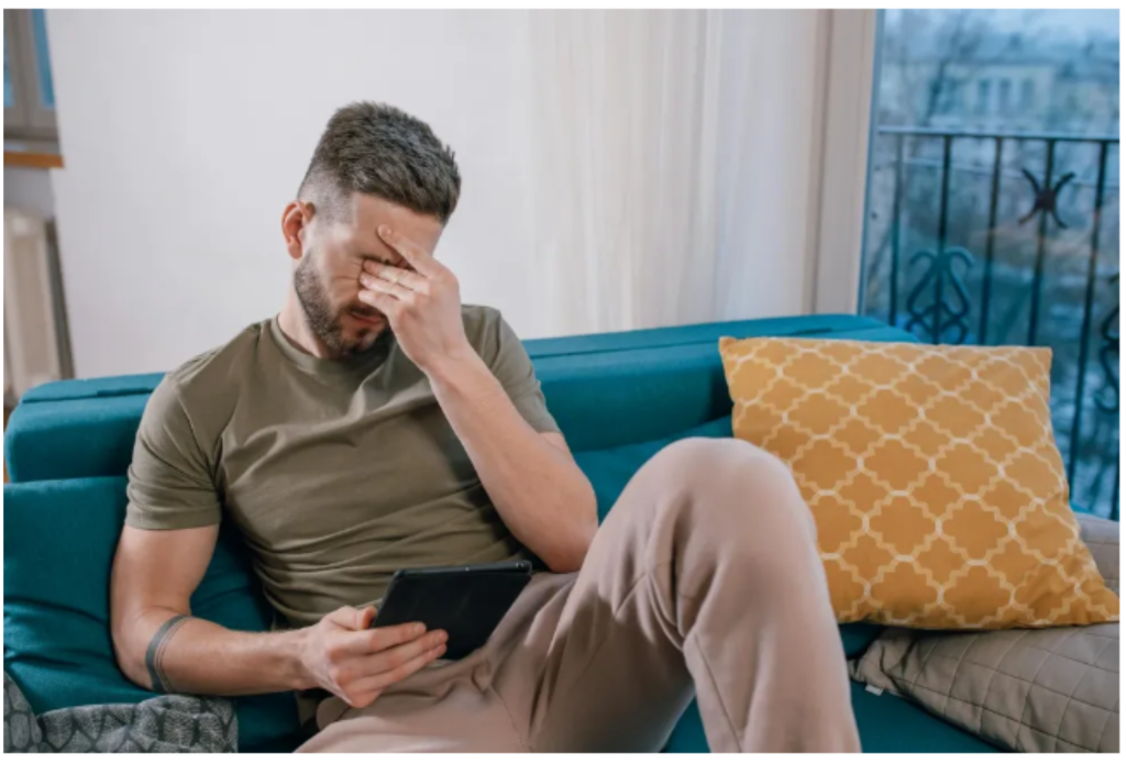 W szafie znalazłam zapomniany prezent ślubny — w środku była tajemnica mojego męża.