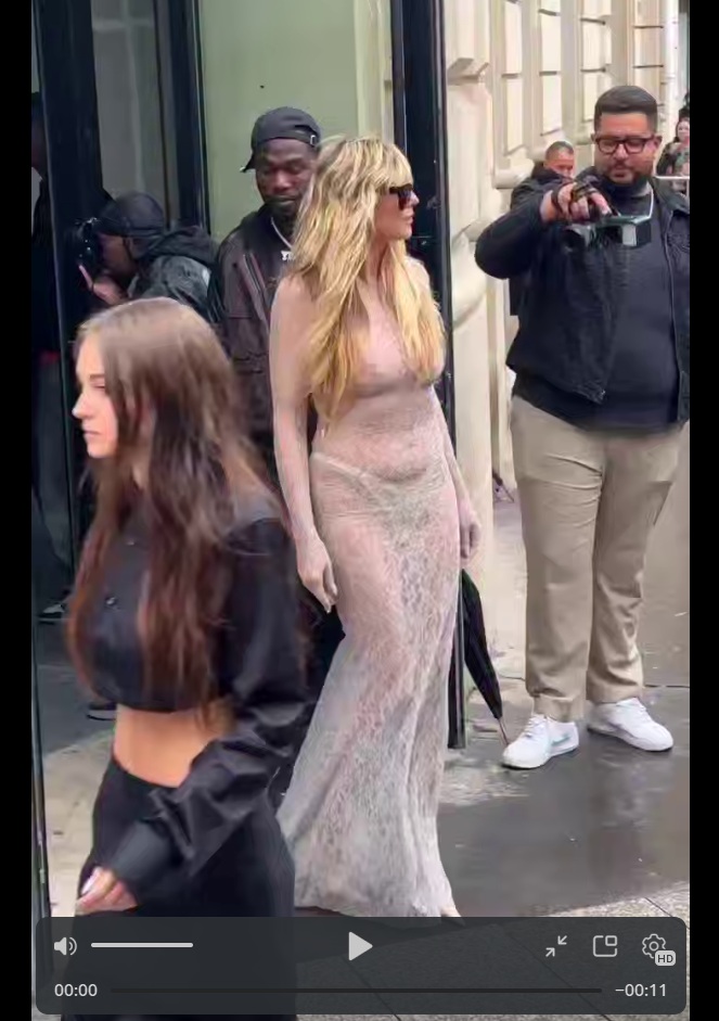 „Nie ma sensu zachowywać się jak nastolatka w tym wieku”. Heidi Klum spotkała się z hejtem i krytyką z powodu przezroczystej sukienki.