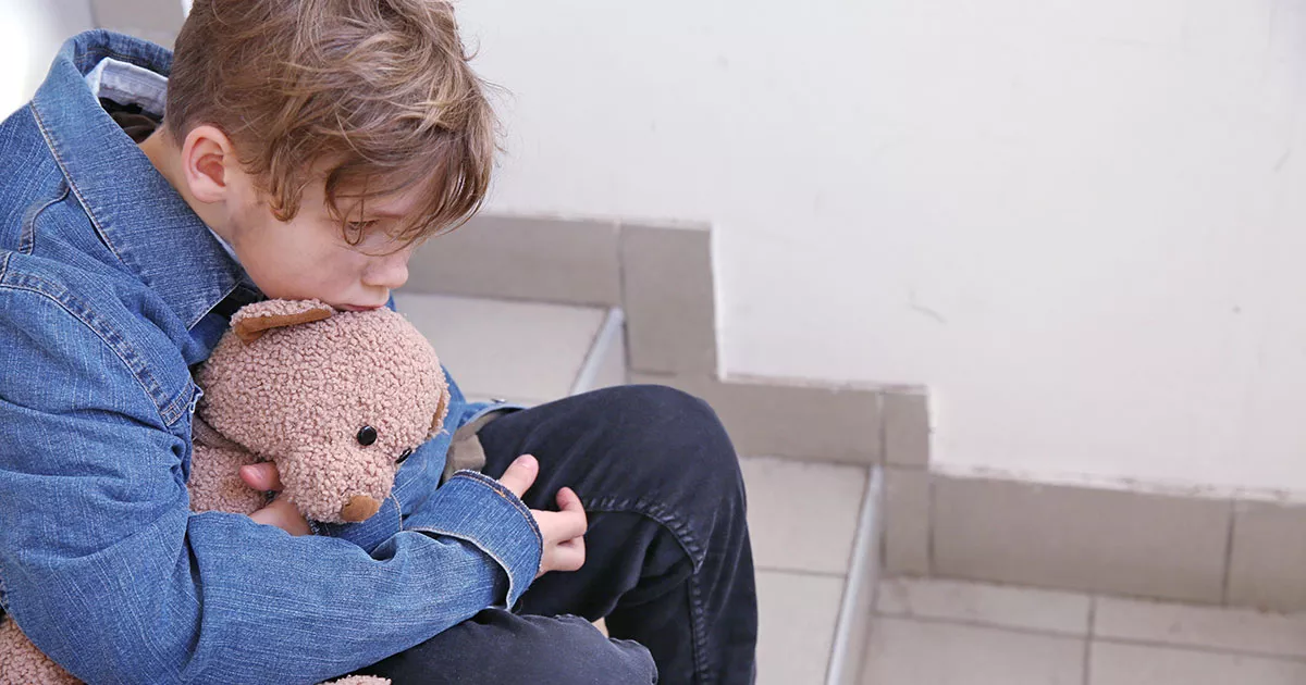 Zauważyłem małego chłopca płaczącego w szkolnym autobusie i interweniowałem, widząc jego ręce. Junie Sihlangu