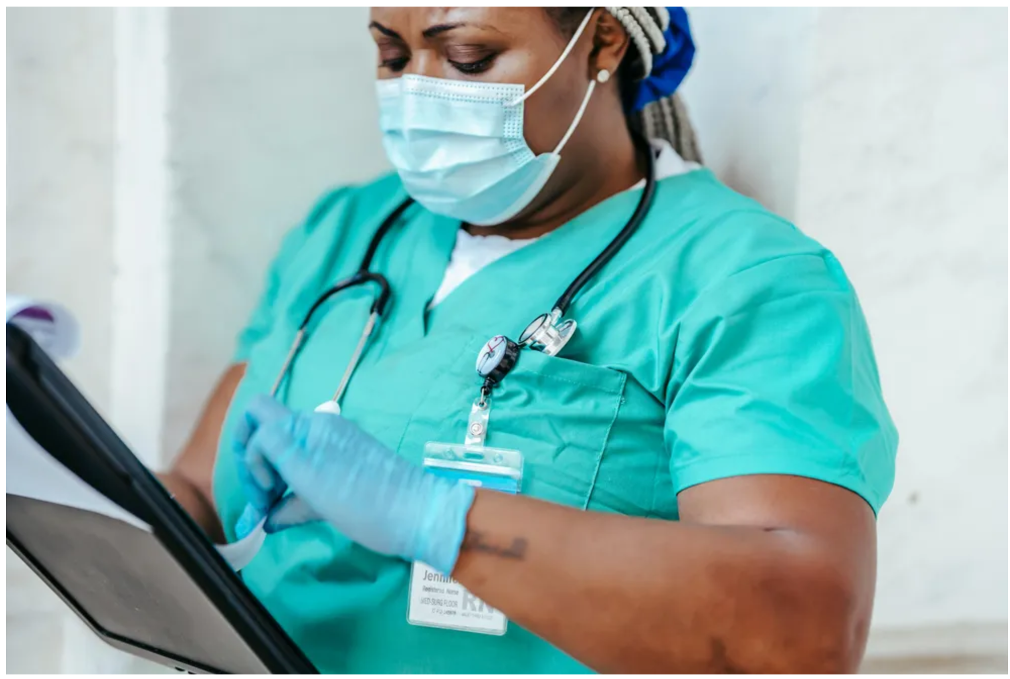 W noc Bożego Narodzenia do naszych drzwi zapukała ciężarna kobieta, która miała rodzić, a ja zbladłem, gdy dowiedziałem się, kim ona naprawdę jest.