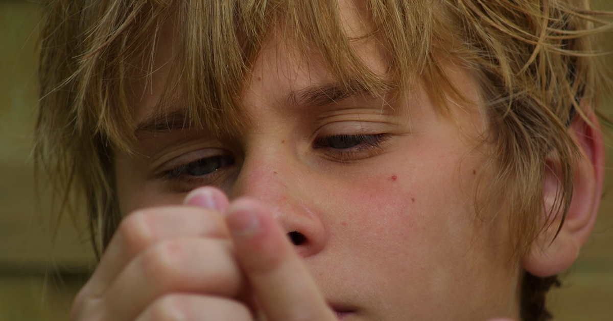 Zauważyłem małego chłopca płaczącego w szkolnym autobusie i interweniowałem, widząc jego ręce. Junie Sihlangu