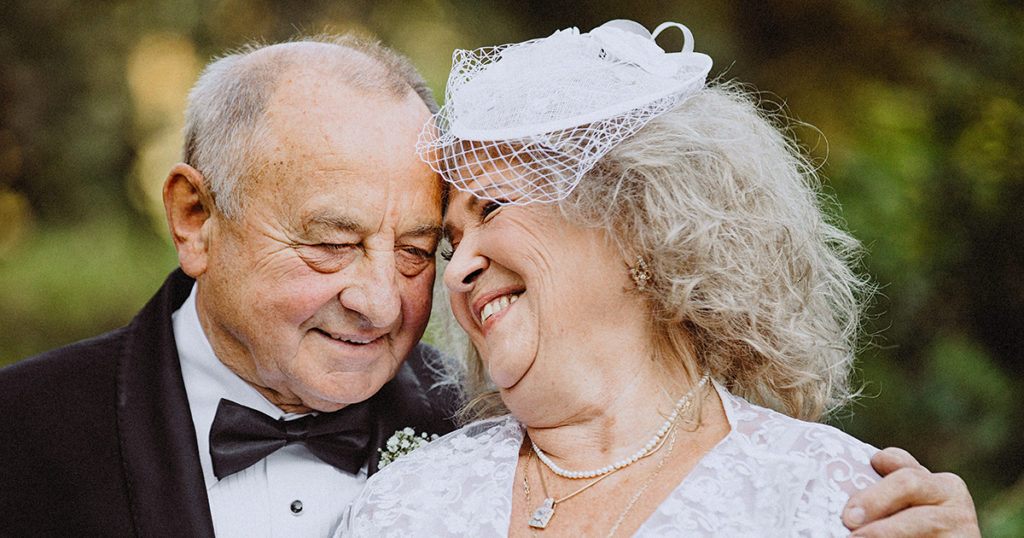 Moja synowa śmiała się ze mnie, że założyłam różową sukienkę, którą sama uszyłam na swoje wesele w wieku 60 lat — dopóki mój syn nie wziął mikrofonu i nie postawił jej w miejscu.