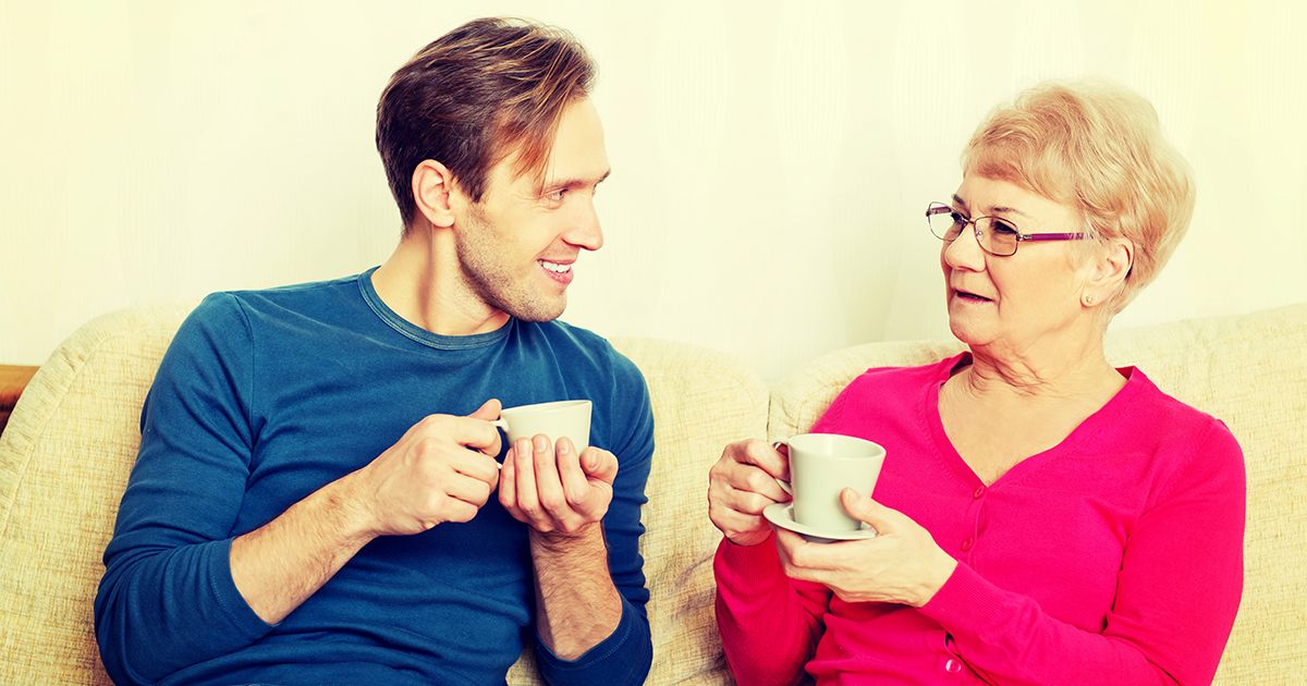70-letnia matka przyszła do syna po pieniądze na leczenie. Dał jej tylko paczkę makaronu i grzecznie się pożegnał. Ale w domu, po otwarciu paczki, była wstrząśnięta...