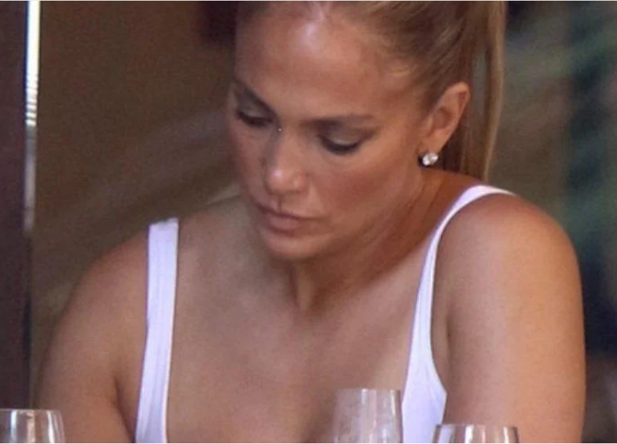 Fałdy na brzuchu, zmarszczki na szyi: paparazzi pokazali Lopez „naturalną”, bez upiększeń.