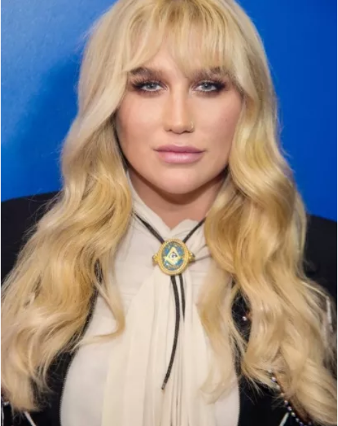 Trudności życiowe i niełatwy los zmieniły ją nie do poznania. Kim jest ta piosenkarka?