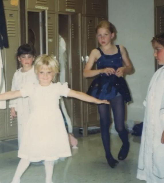 Przyglądając się rysom twarzy tej dziewczynki, z pewnością zgadniesz, kto to jest.