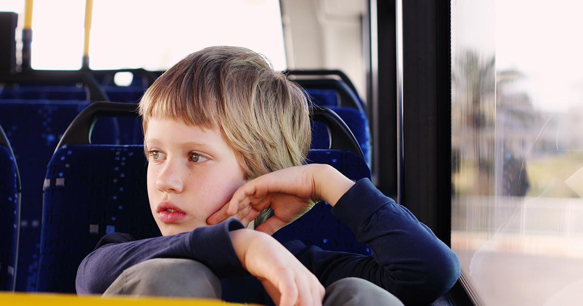 Zauważyłem małego chłopca płaczącego w szkolnym autobusie i interweniowałem, widząc jego ręce. Junie Sihlangu