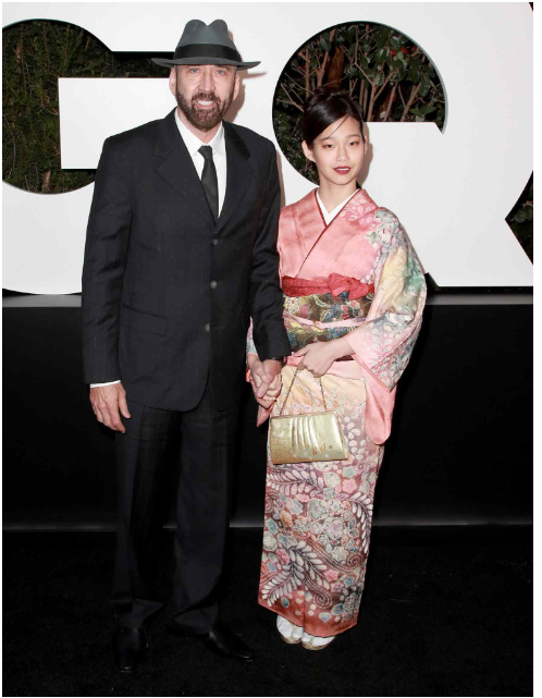 60-letni zdobywca Oscara Nicolas Cage kupił swojej japońskiej żonie Riko Shibata 29 willi w Las Vegas za 36 milionów dolarów, ponieważ chciał, aby pozostała w Stanach Zjednoczonych i mieszkała z nim oraz jego 33-letnim synem.