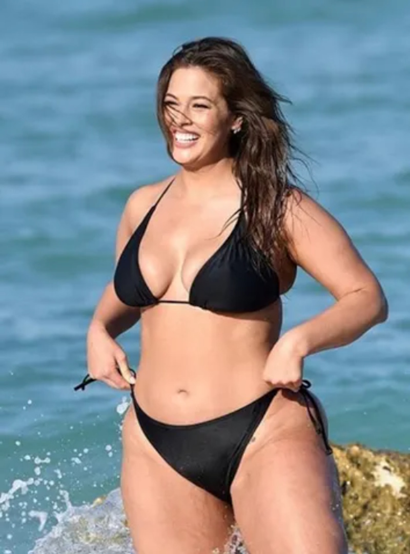 Ashley Graham nie ma żadnych kompleksów. Spójrzcie tylko na te zdjęcia!