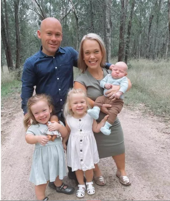 „Tylko najmłodszy nie ma żadnych cech szczególnych”: mama mierząca 127 cm pochwaliła się trójką swoich dzieci.