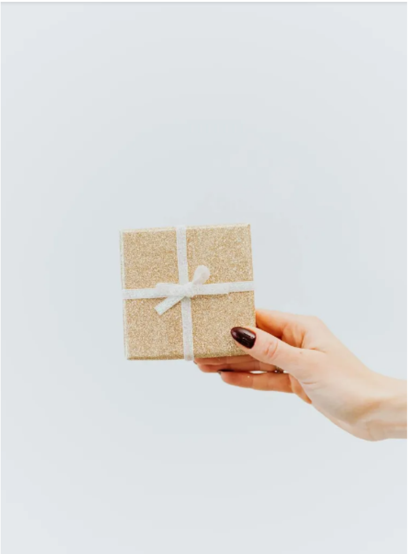 W szafie znalazłam zapomniany prezent ślubny — w środku była tajemnica mojego męża.