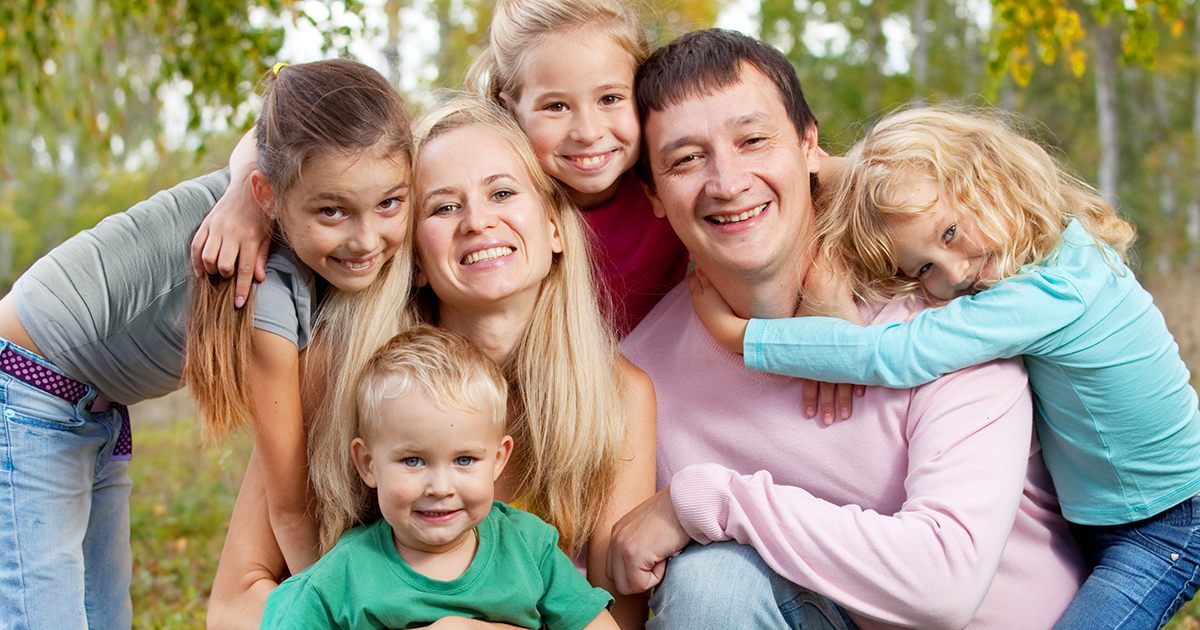 Mężczyzna zostawił kobietę z pięciorgiem czarnych dzieci — po 30 latach prawda zaszokowała wszystkich.