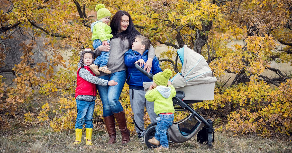 Mężczyzna zostawił kobietę z pięciorgiem czarnych dzieci — po 30 latach prawda zaszokowała wszystkich.