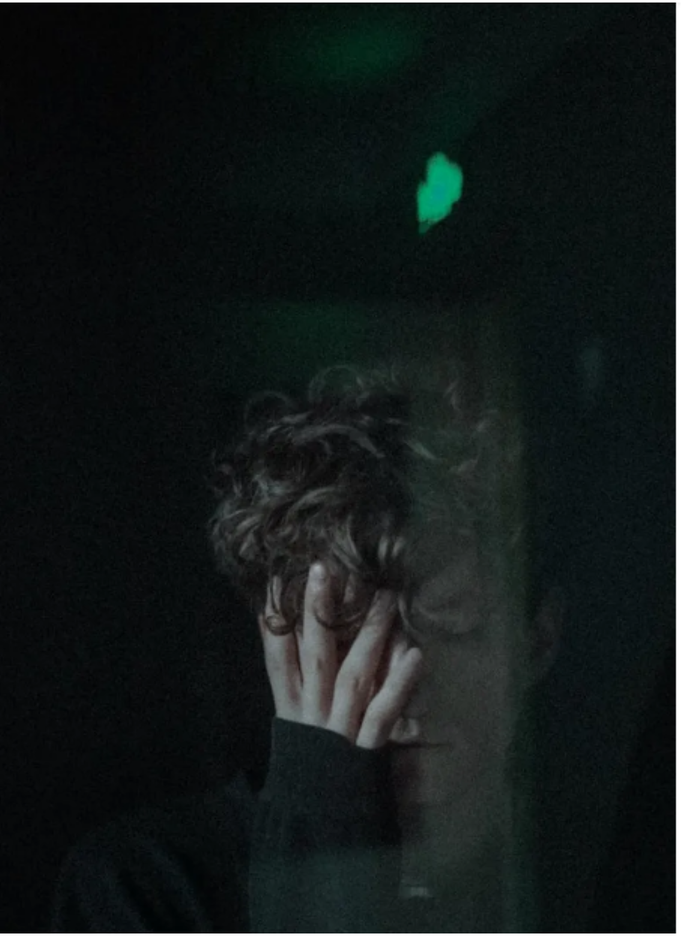 W szafie znalazłam zapomniany prezent ślubny — w środku była tajemnica mojego męża.