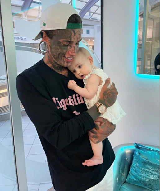 Po narodzinach córki ojciec, którego ciało w dziewięćdziesięciu procentach pokrywały tatuaże, opamiętał się i postanowił nieco „oczyścić się”.