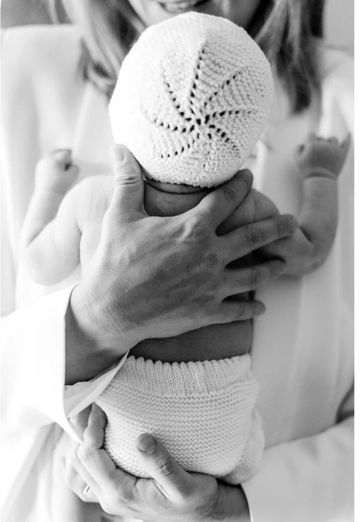 W noc Bożego Narodzenia do naszych drzwi zapukała ciężarna kobieta, która miała rodzić, a ja zbladłem, gdy dowiedziałem się, kim ona naprawdę jest.