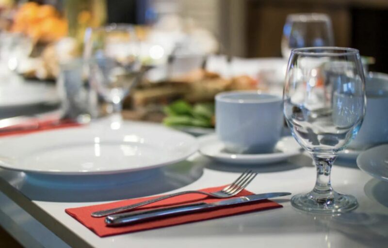 Zostawiłem żonę w restauracji w naszą 10. rocznicę ślubu — kiedy jej matka dowiedziała się, dlaczego, zaproponowała mi, żebym złożył wniosek o rozwód.