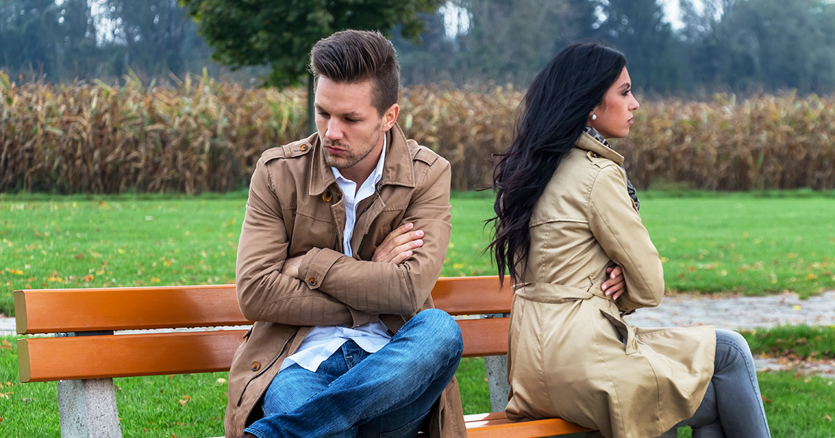 MĘŻCZYZNA PRZYPROWADZIŁ SWOJĄ KOCHANKĘ, ABY PODPISAĆ AKT ROZWODU Z CIĘŻARNA ŻONĄ