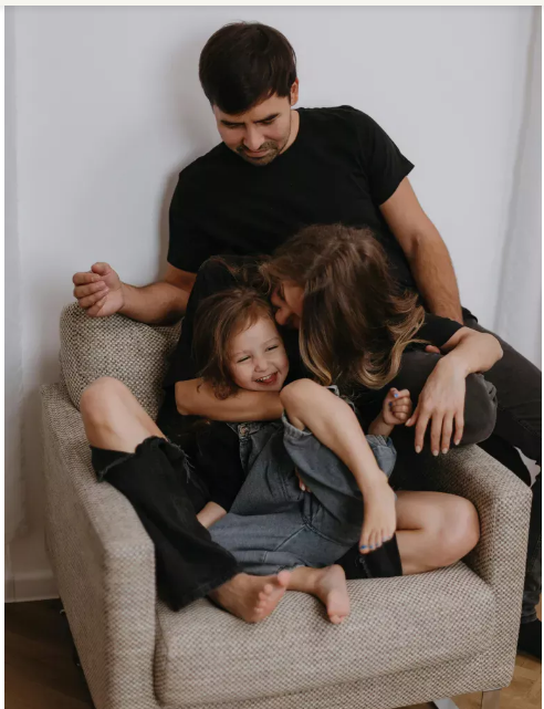 Adoptowaliśmy 4-letnią dziewczynkę – miesiąc później podeszła do mnie i powiedziała: „Mamo, nie ufaj tacie”.