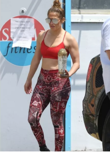 „Oczarowała mężczyzn”. 53-letnia Lopez nadal zaskakuje efektownymi kształtami.