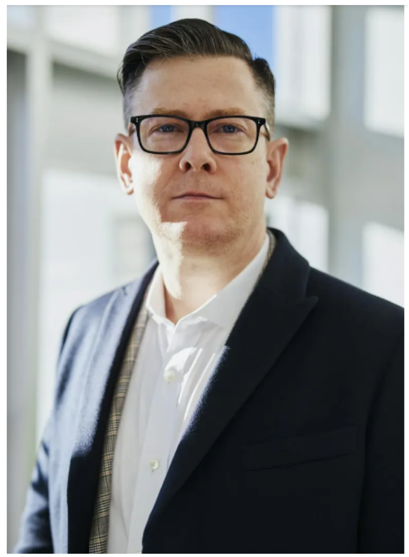 W szafie znalazłam zapomniany prezent ślubny — w środku była tajemnica mojego męża.