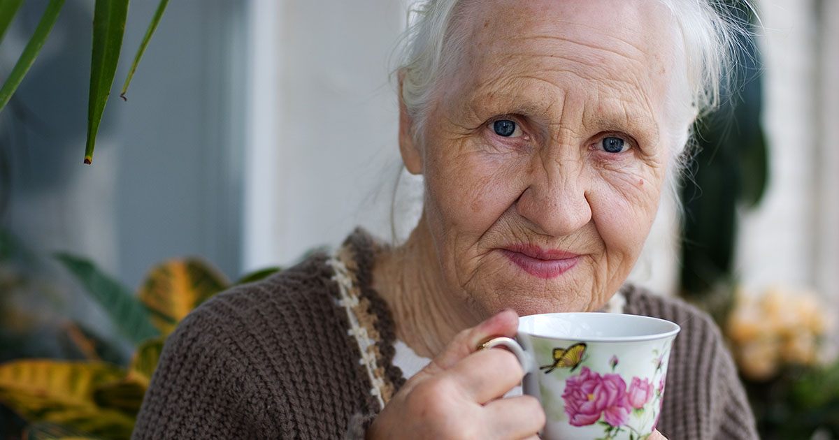Mój syn obiecał odebrać mnie ze szpitala po operacji, ale nie przyjechał. Kiedy w końcu pojechałam do domu sama, odkryłam, że zamki zostały wymienione. Spojrzał mi w oczy i powiedział: „Nie zapomniałem, mamo — po prostu nie obchodzi mnie to”. Nie wiedział, że mój zmarły mąż pozostawił mi sekret, który zmieni wszystko...