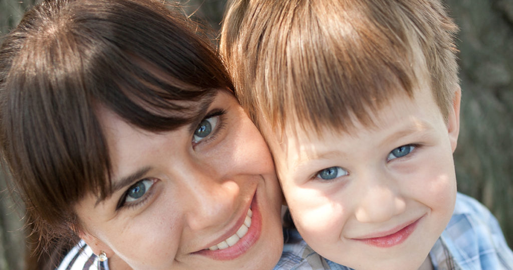 Zostawiłam syna w domu z nianią, a w połowie dnia zadzwonił do mnie i szepnął: „Mamusiu, boję się. Proszę, wróć do domu”.