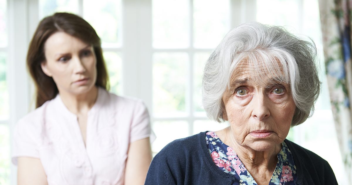 Mój syn obiecał odebrać mnie ze szpitala po operacji, ale nie przyjechał. Kiedy w końcu pojechałam do domu sama, odkryłam, że zamki zostały wymienione. Spojrzał mi w oczy i powiedział: „Nie zapomniałem, mamo — po prostu nie obchodzi mnie to”. Nie wiedział, że mój zmarły mąż pozostawił mi sekret, który zmieni wszystko...