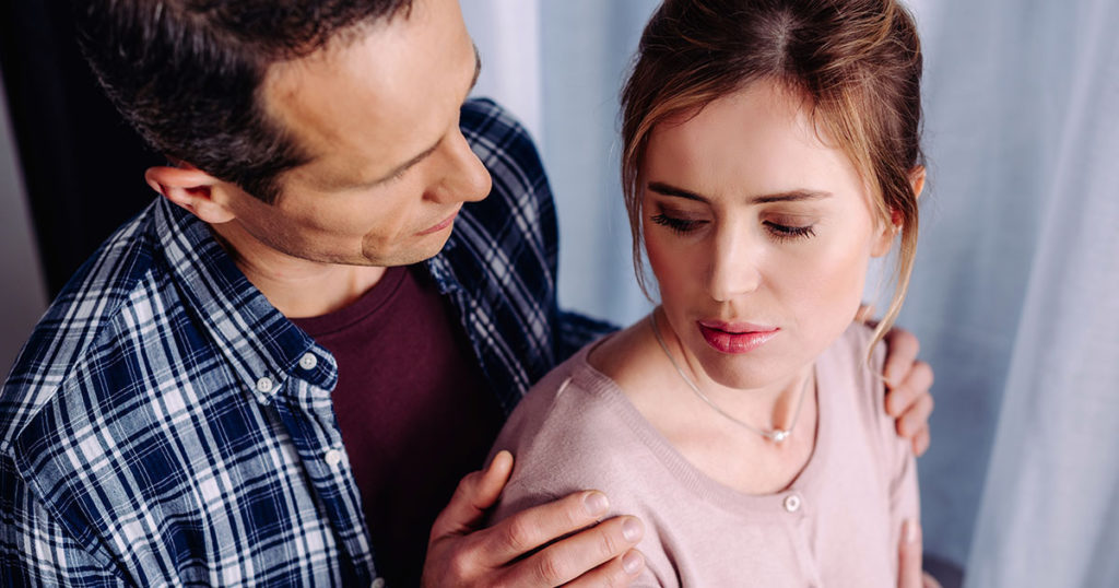 MĘŻCZYZNA PRZYPROWADZIŁ SWOJĄ KOCHANKĘ, ABY PODPISAĆ AKT ROZWODU Z CIĘŻARNA ŻONĄ