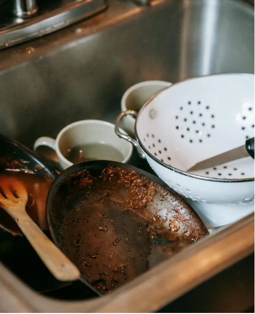 Rodzice porzucili mnie i moje młodsze rodzeństwo, gdy miałam 15 lat, a po latach zapukali do moich drzwi z uśmiechem