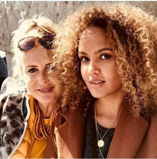 Wyrosła na prawdziwą piękność: jak dziś wygląda córka „Białej Masajki” i jak potoczyły się losy bohaterów tej niezwykłej historii?