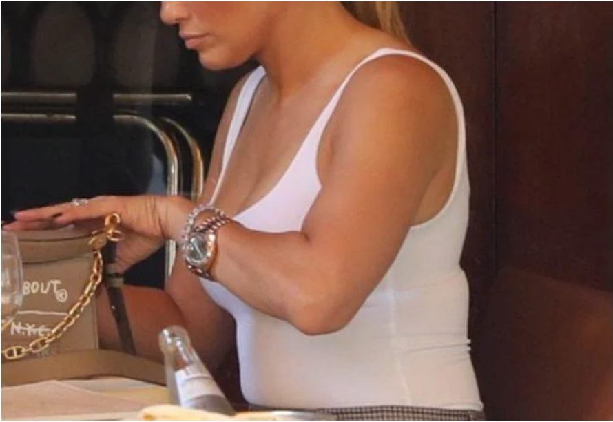 Fałdy na brzuchu, zmarszczki na szyi: paparazzi pokazali Lopez „naturalną”, bez upiększeń.