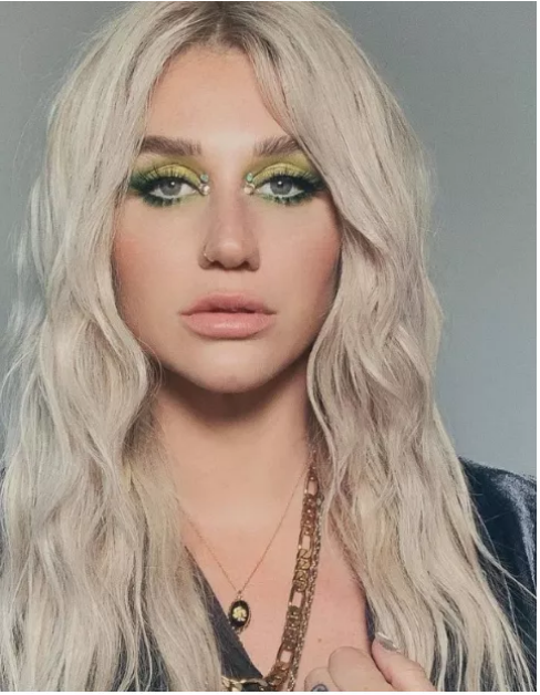 Trudności życiowe i niełatwy los zmieniły ją nie do poznania. Kim jest ta piosenkarka?