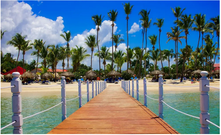 Zapłaciliśmy za miesiąc miodowy mojej pasierbicy, ale ona nazwała nas „skąpcami” — więc daliśmy jej lekcję szacunku.