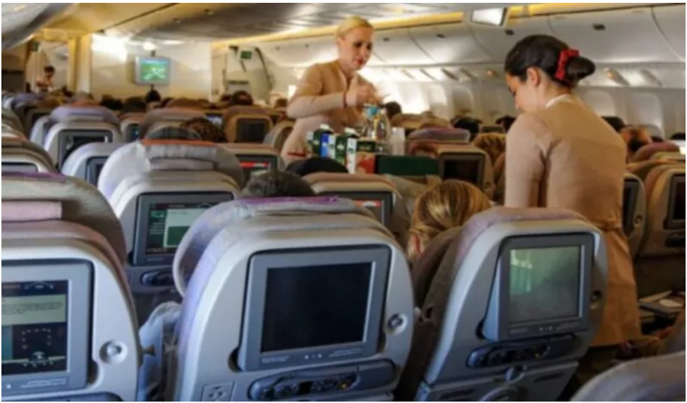 Stewardessa uratowała życie 62-letniej kobiecie w klasie biznesowej – dwa lata później otrzymała od niej świąteczny prezent w ramach podziękowania.