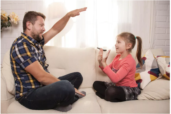 Adoptowaliśmy 4-letnią dziewczynkę – miesiąc później podeszła do mnie i powiedziała: „Mamo, nie ufaj tacie”.