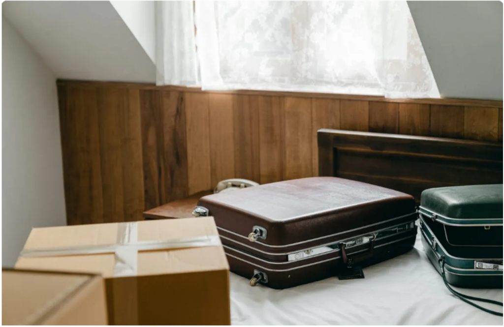 Zauważyłem, że moja córka codziennie biegnie do lasu i postanowiłem ją śledzić — to, co odkryłem, pozbawiło mnie mowy.